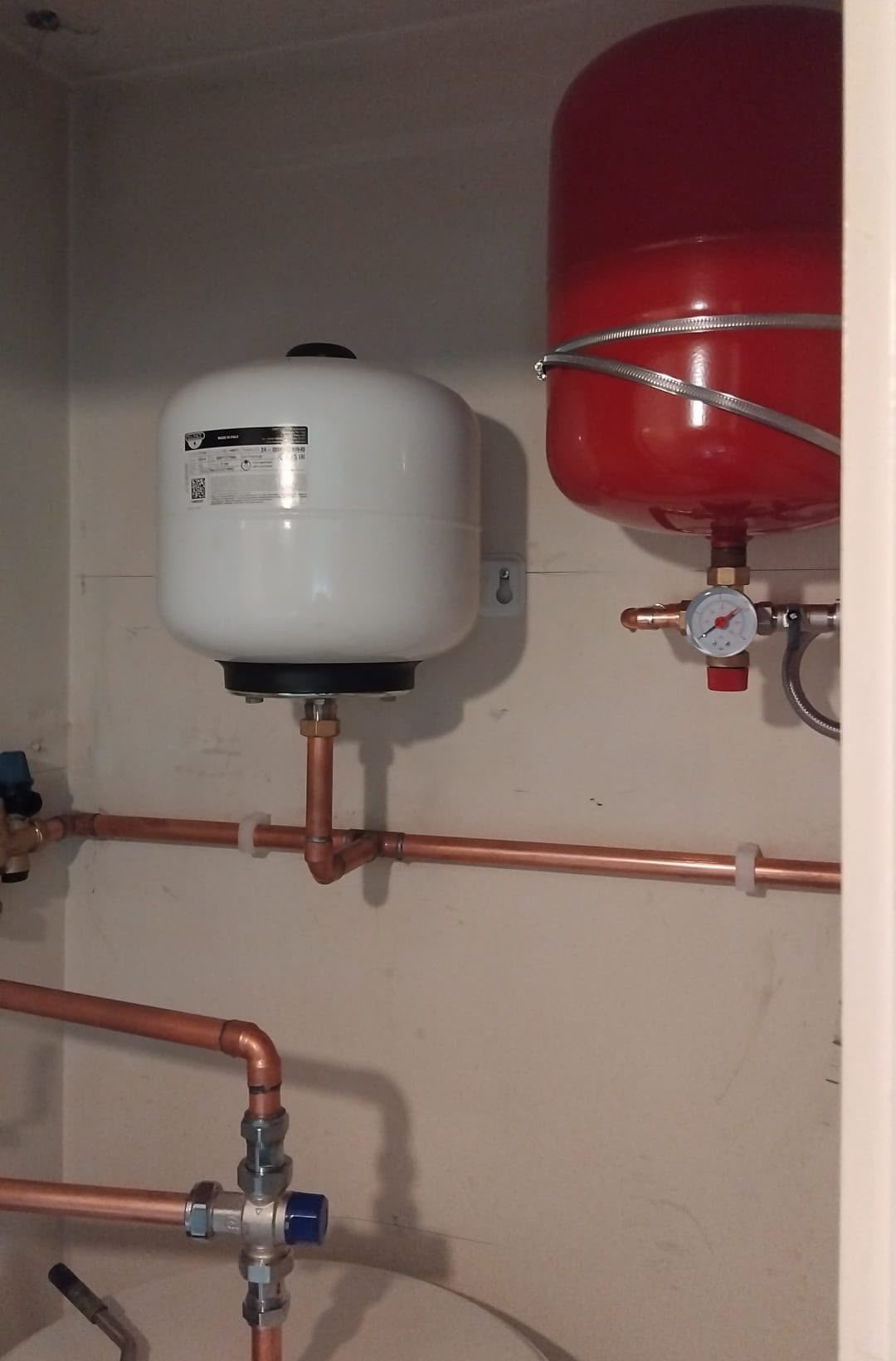 Heating expansion vessels with copper cylinder pipework