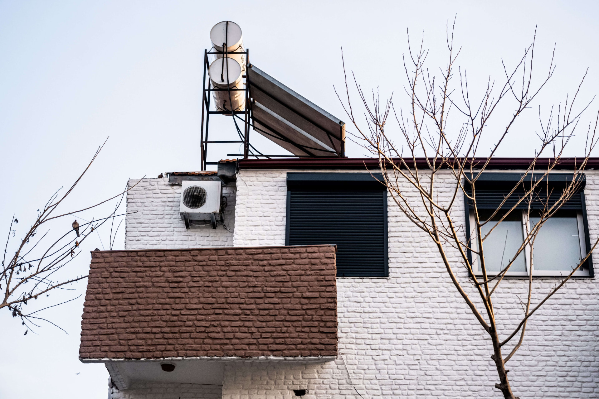 Roof-mounted solar thermal collectors and hot-water storage