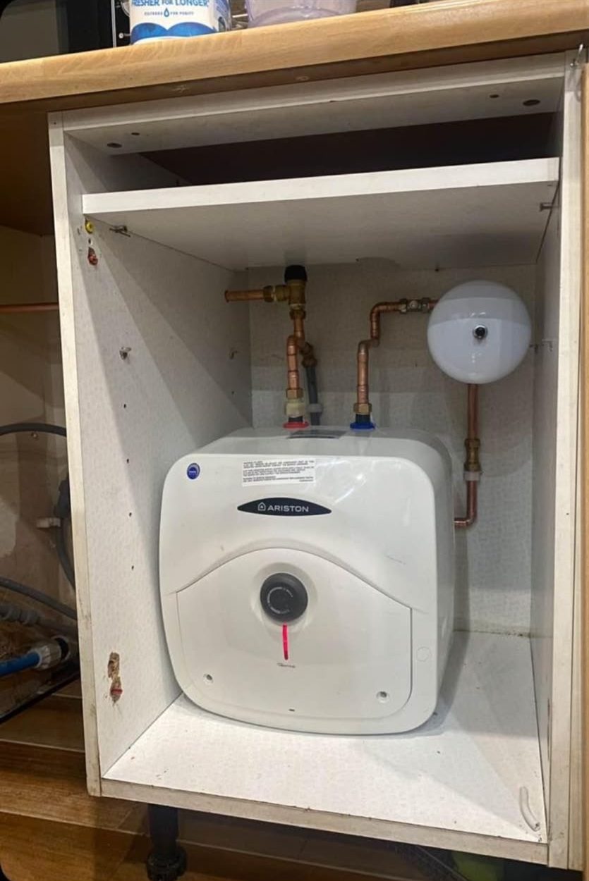 Compact under-sink water heater with connected copper pipes
